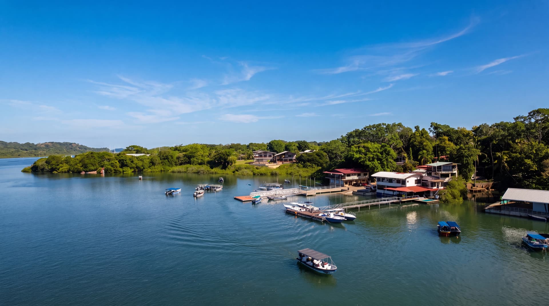 Vista aérea del muelle de Boca Chica con lanchas