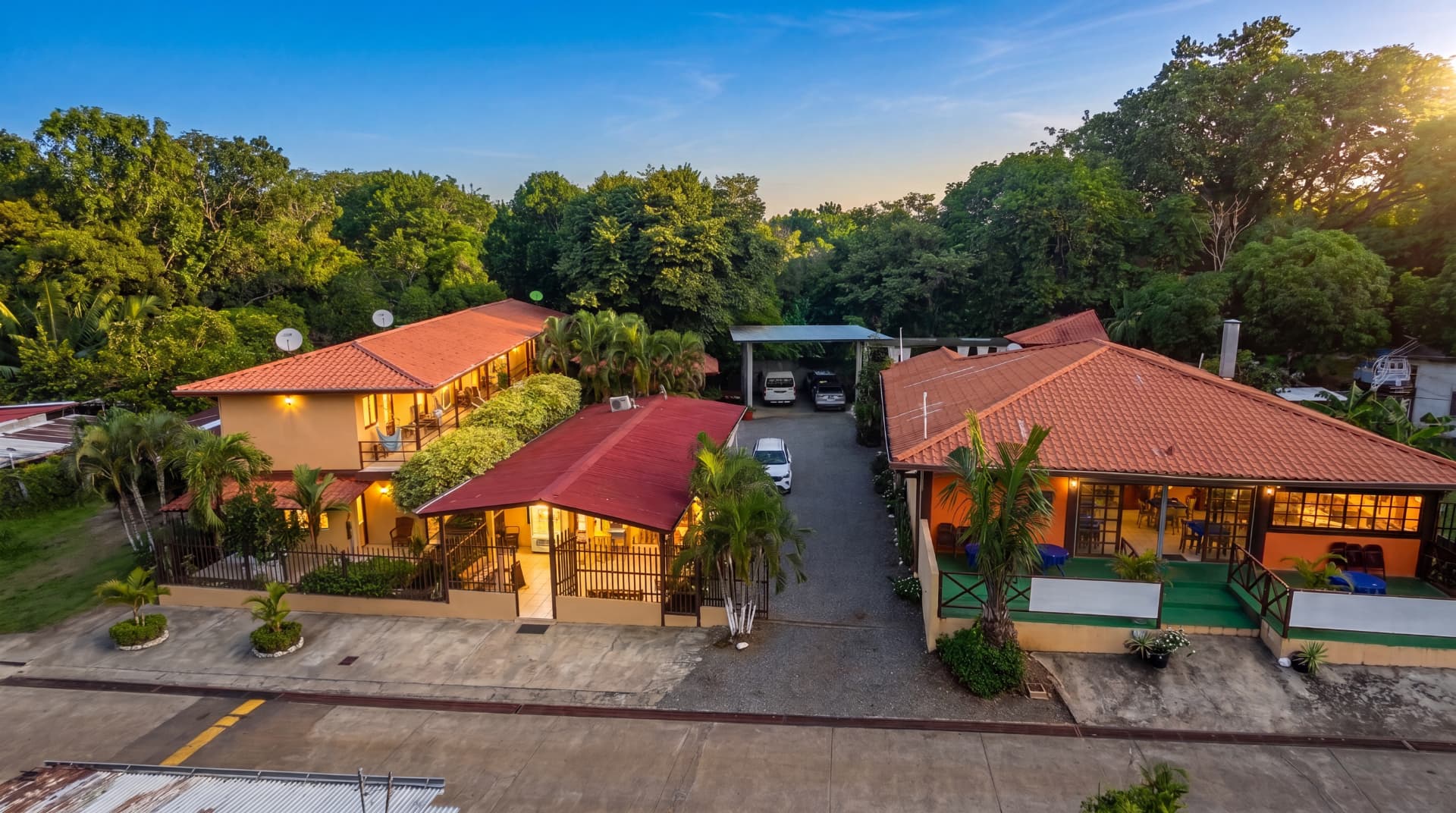 Fachada de Roxy's al atardecer