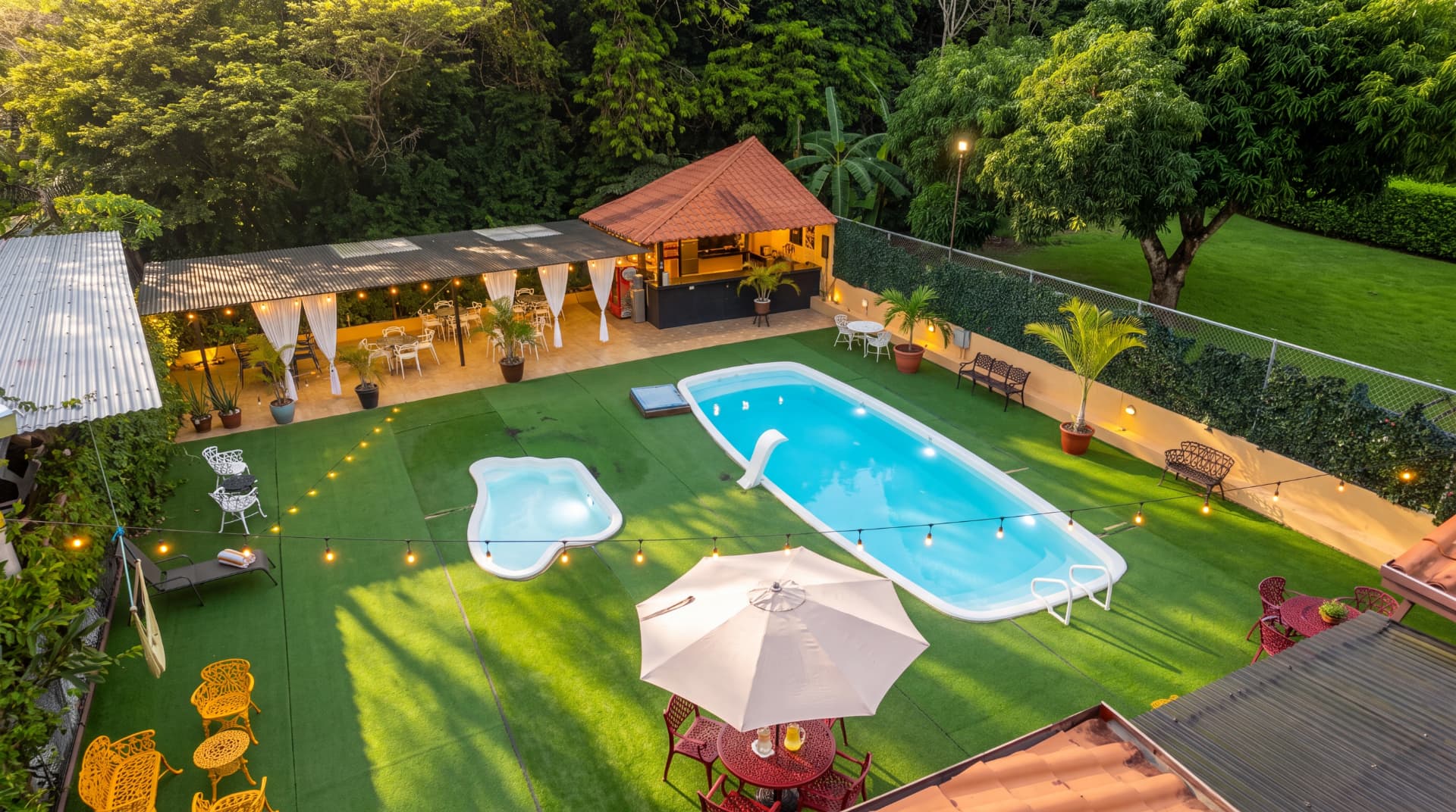 Piscina y jardín vistos desde arriba